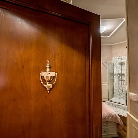 Downtown Luxury - Termini Train Station Frühstückspension Rom